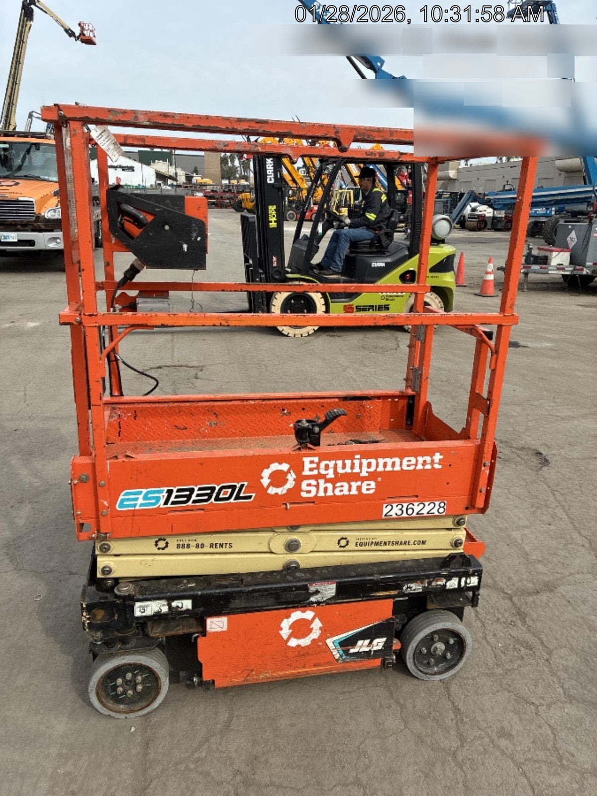 2022 JLG ES1330L