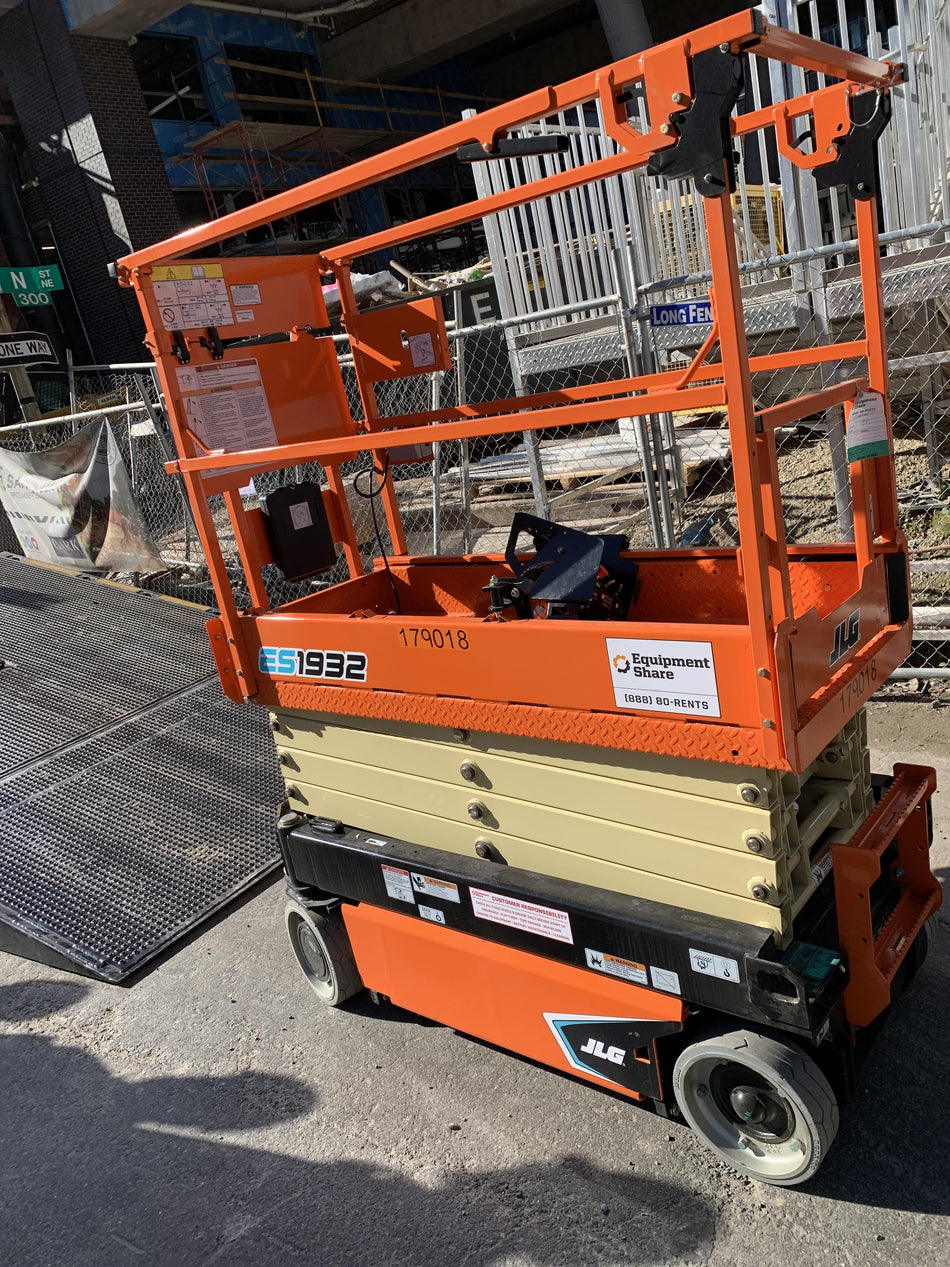 2021 JLG ES1932