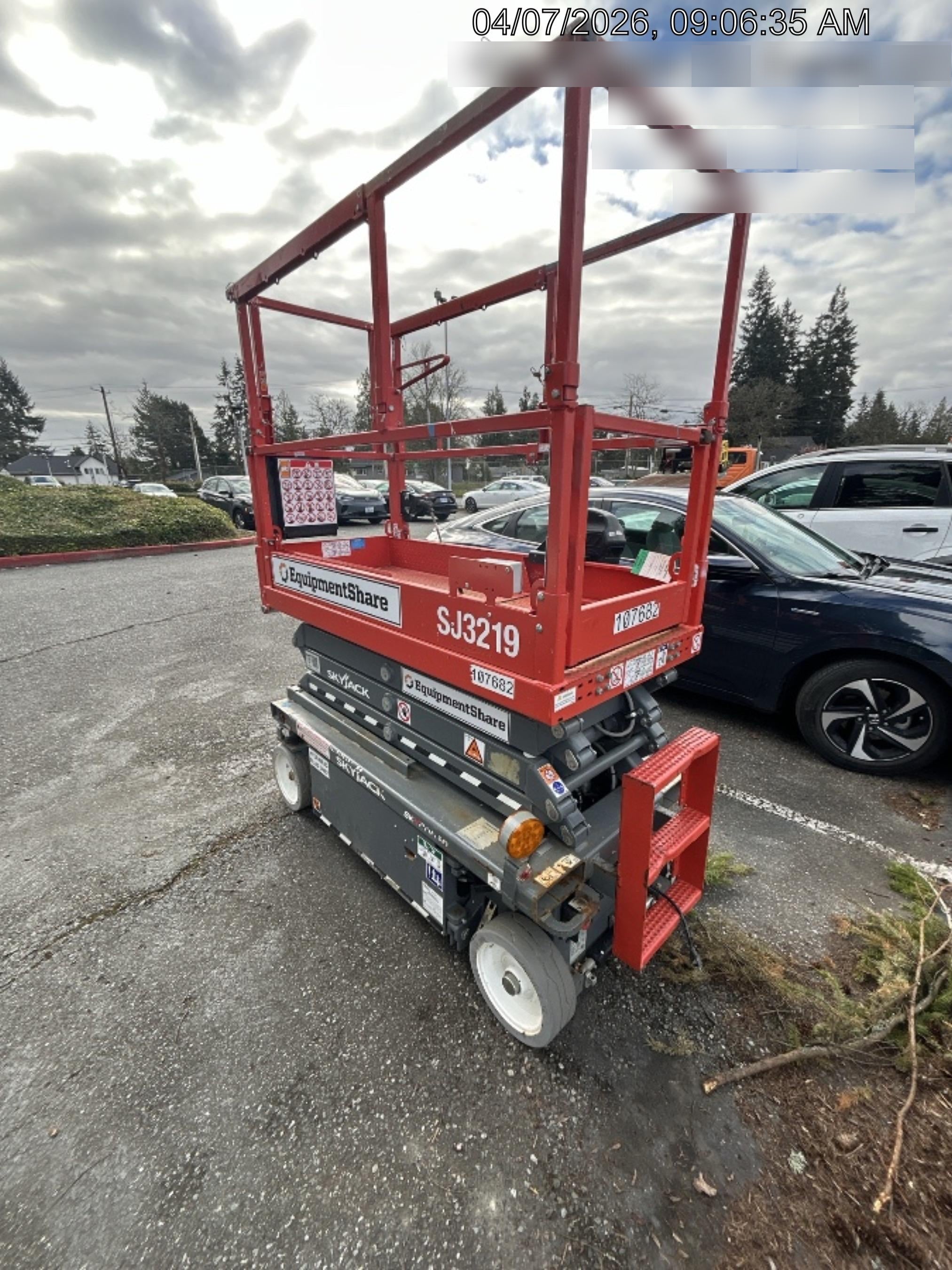 2020 Skyjack SJIII-3219 Solid NM Tires, Half height spring hinged entry gate, Dual Beacons, 800W Inverter