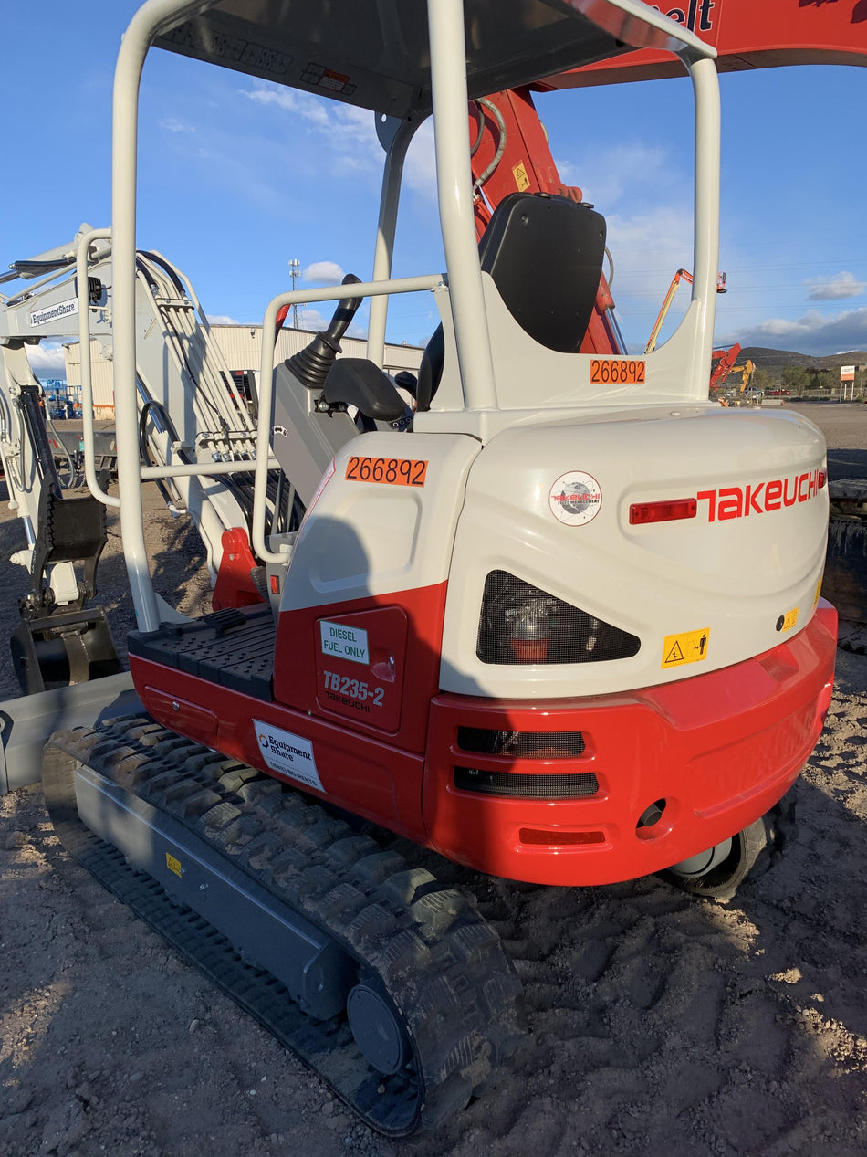 2022 TAKEUCHI TB235-2R