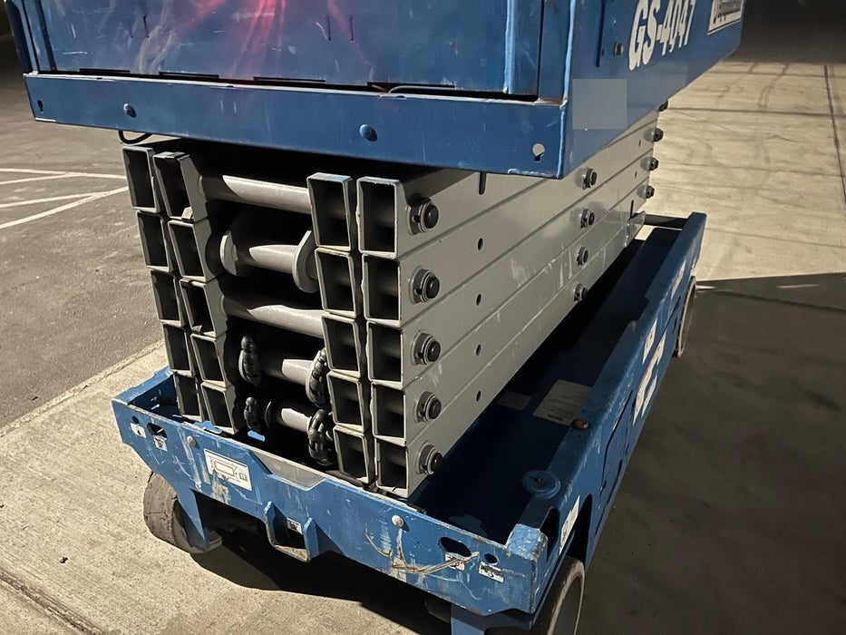 2019 Genie GS-4047 Folding rails with half height swing gate, 800W Inverter