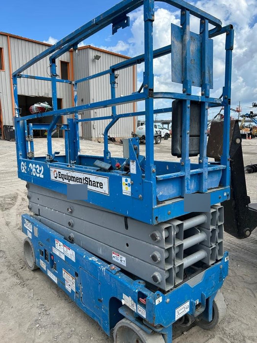 2019 Genie GS-2632 Folding rails with half height swing gate