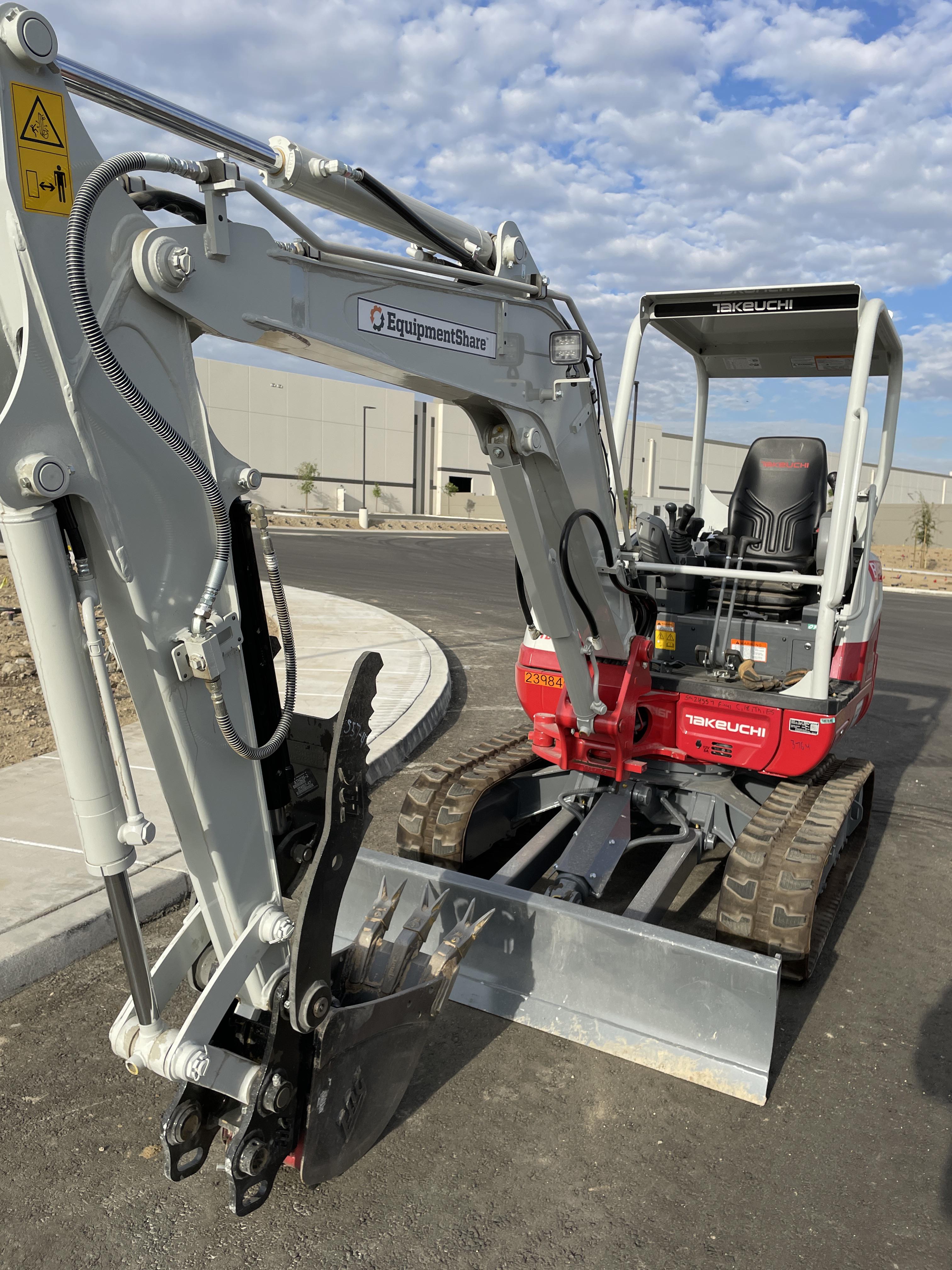 2022 TAKEUCHI TB235-2R