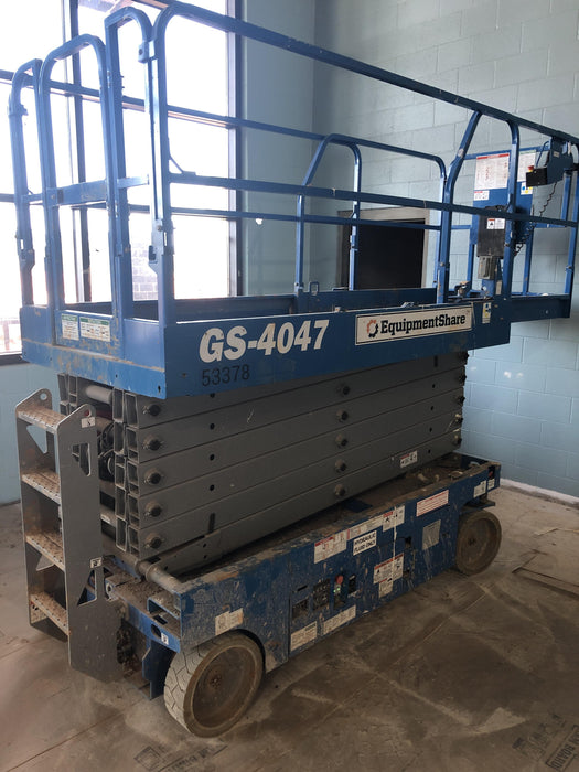 2019 Genie GS-4047 Folding rails with half height swing gate