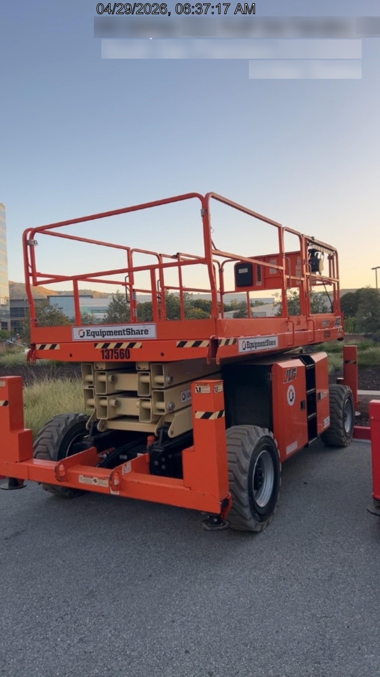 2021 JLG 330LRT