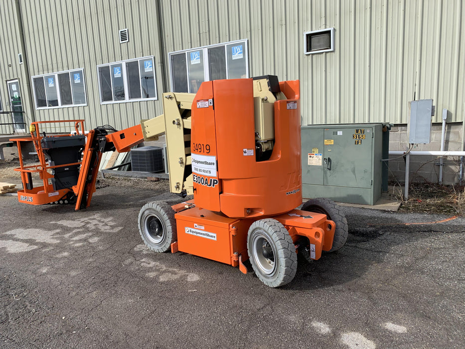 2019 JLG E300AJP