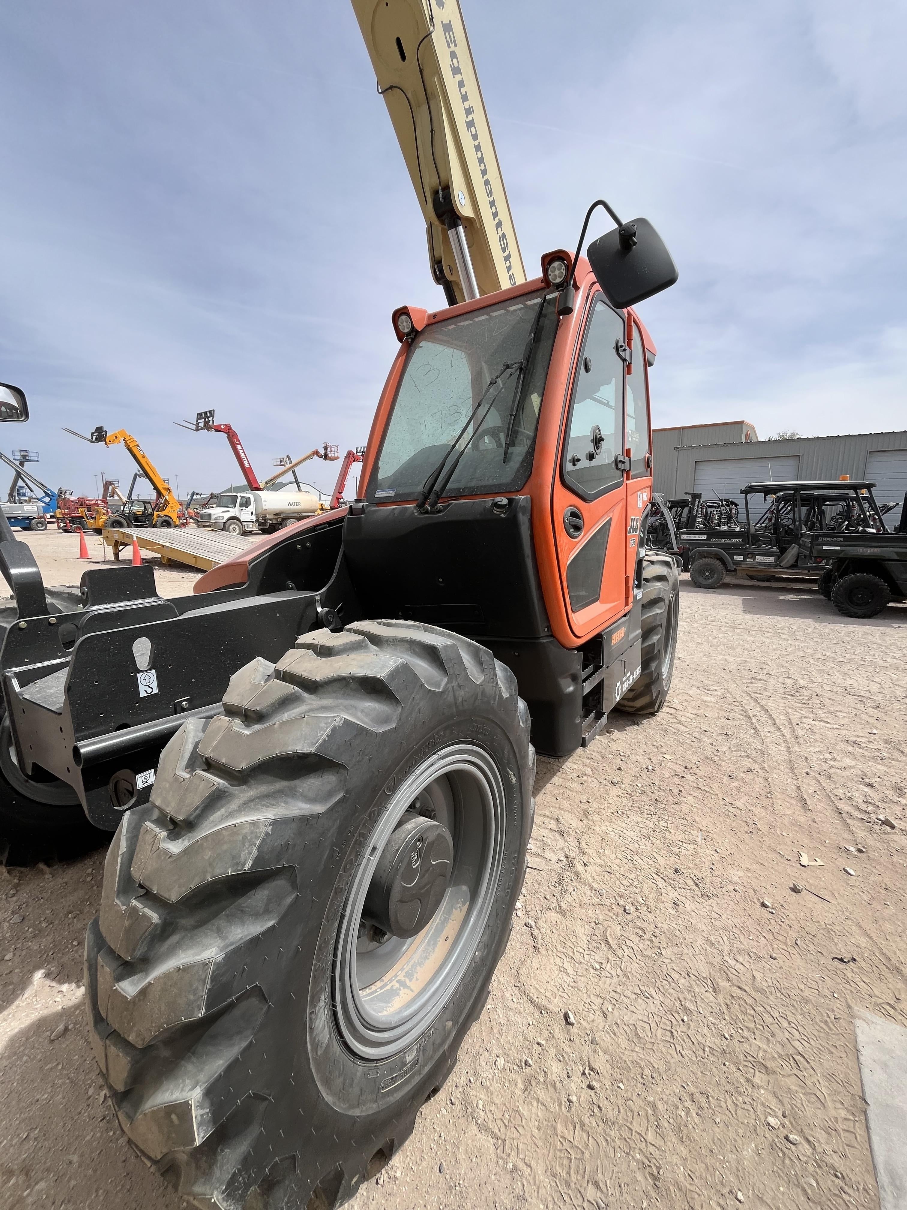 2025 JLG 1732