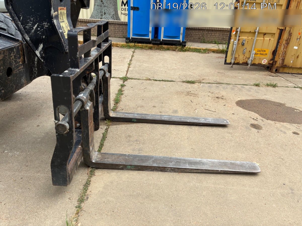 2016 JLG 1055