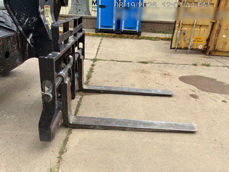 2016 JLG 1055