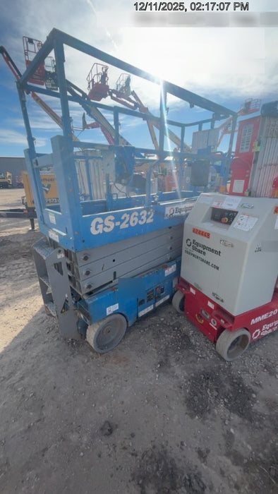 2019 Genie GS-2632 Folding rails with half height swing gate