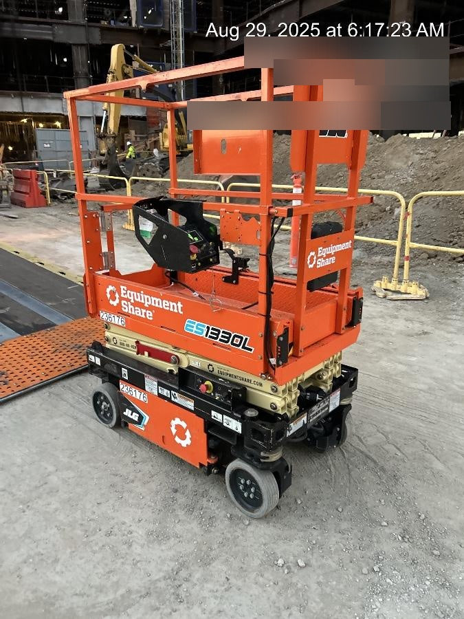 2022 JLG ES1330L