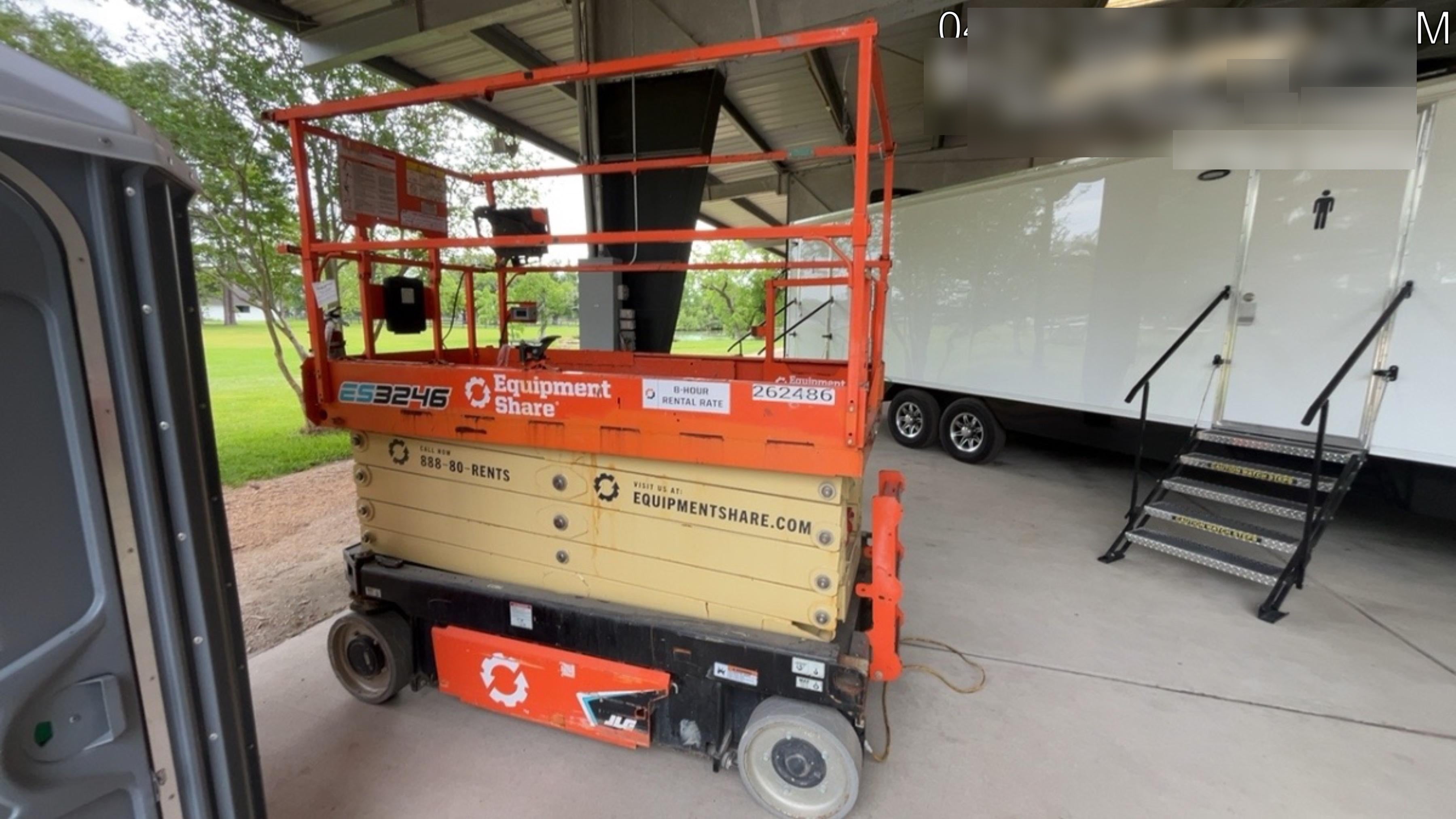 2022 JLG ES3246