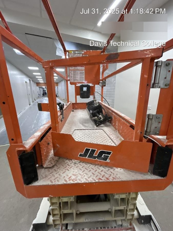 2023 JLG ES1932