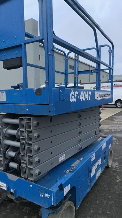 2019 Genie GS-4047 Folding rails with half height swing gate