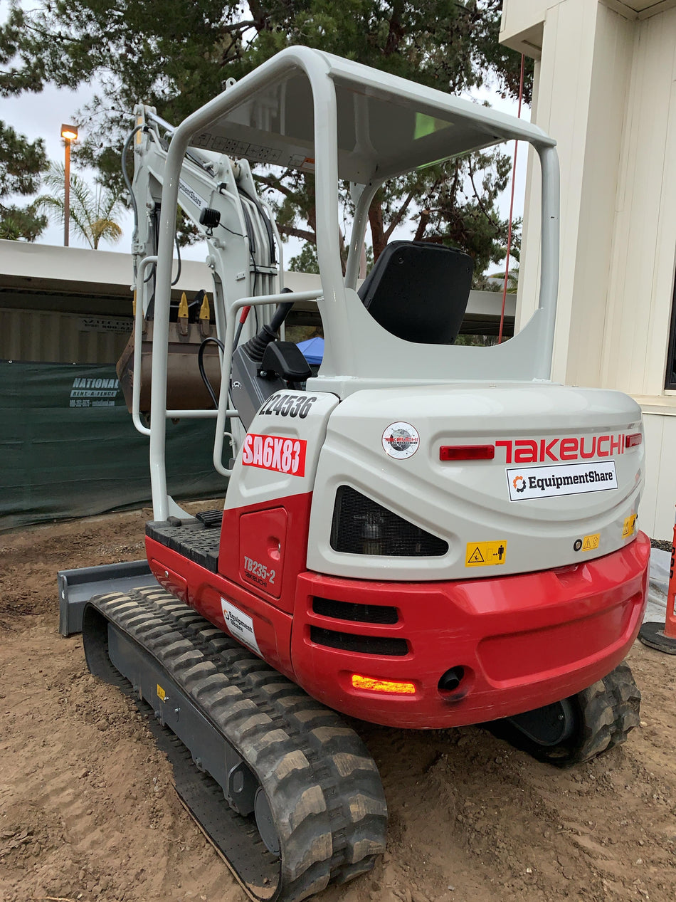 2022 TAKEUCHI TB235-2R