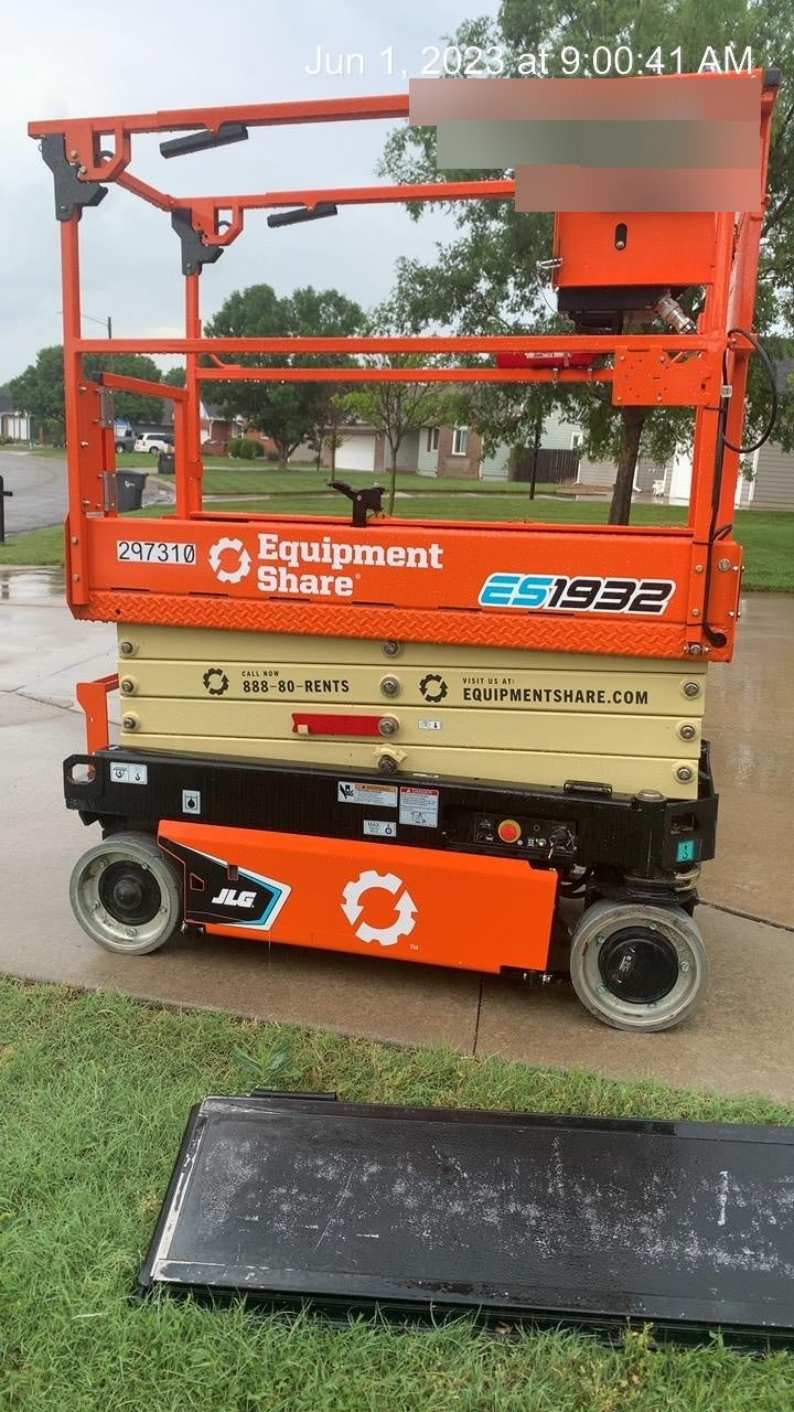2023 JLG ES1932