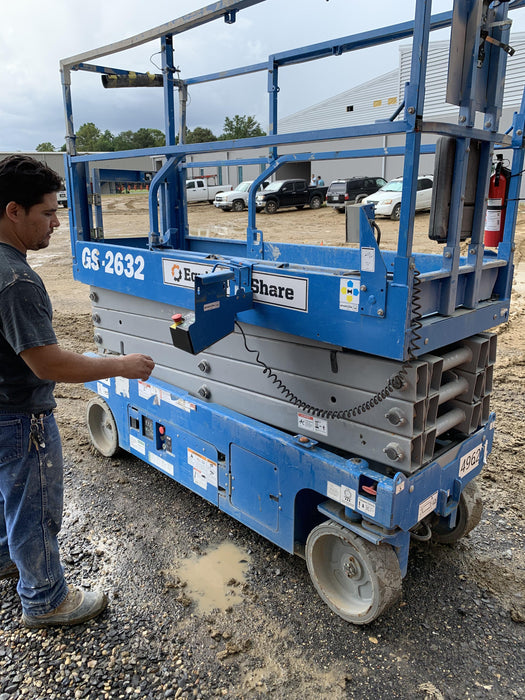 2019 Genie GS-2632 Folding rails with half height swing gate