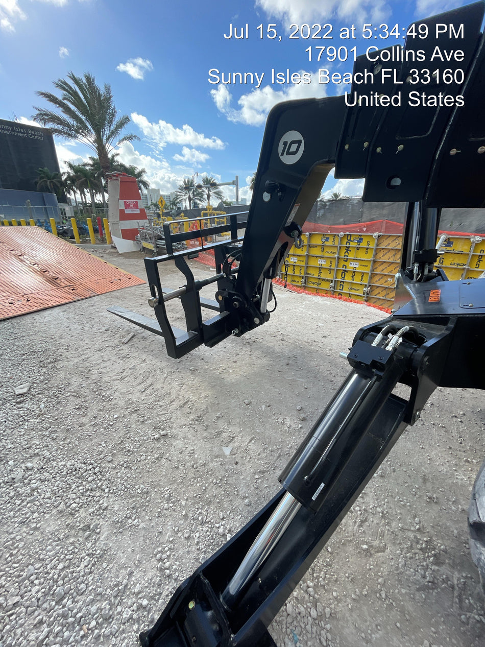 2022 JLG 1075