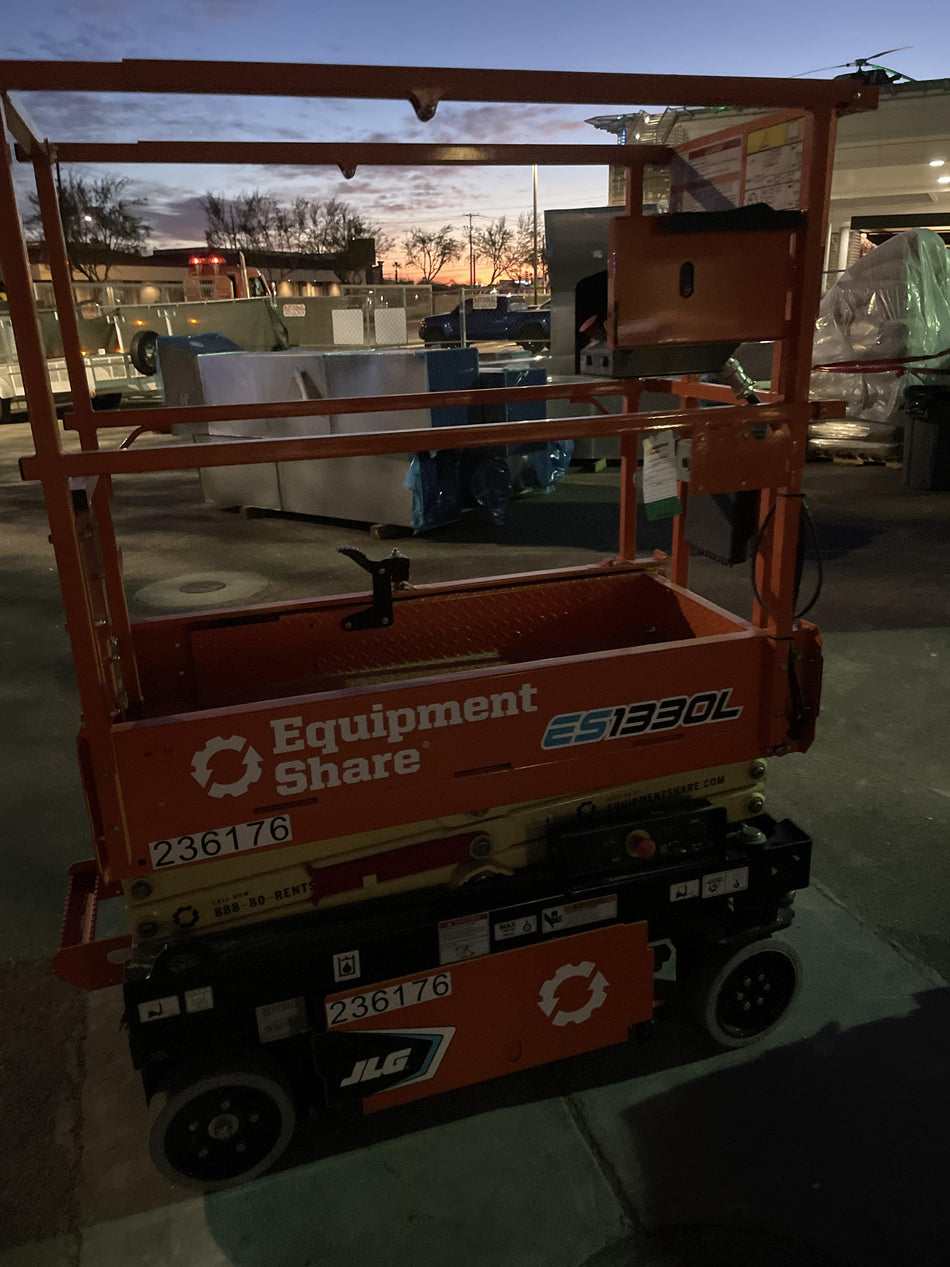 2022 JLG ES1330L