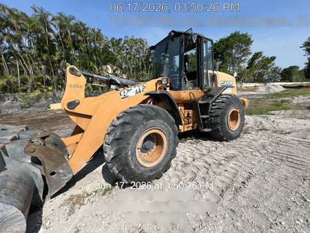 2016 Case 821F CLOSED CAB, JRB 418 STYLE HYD COUPLER