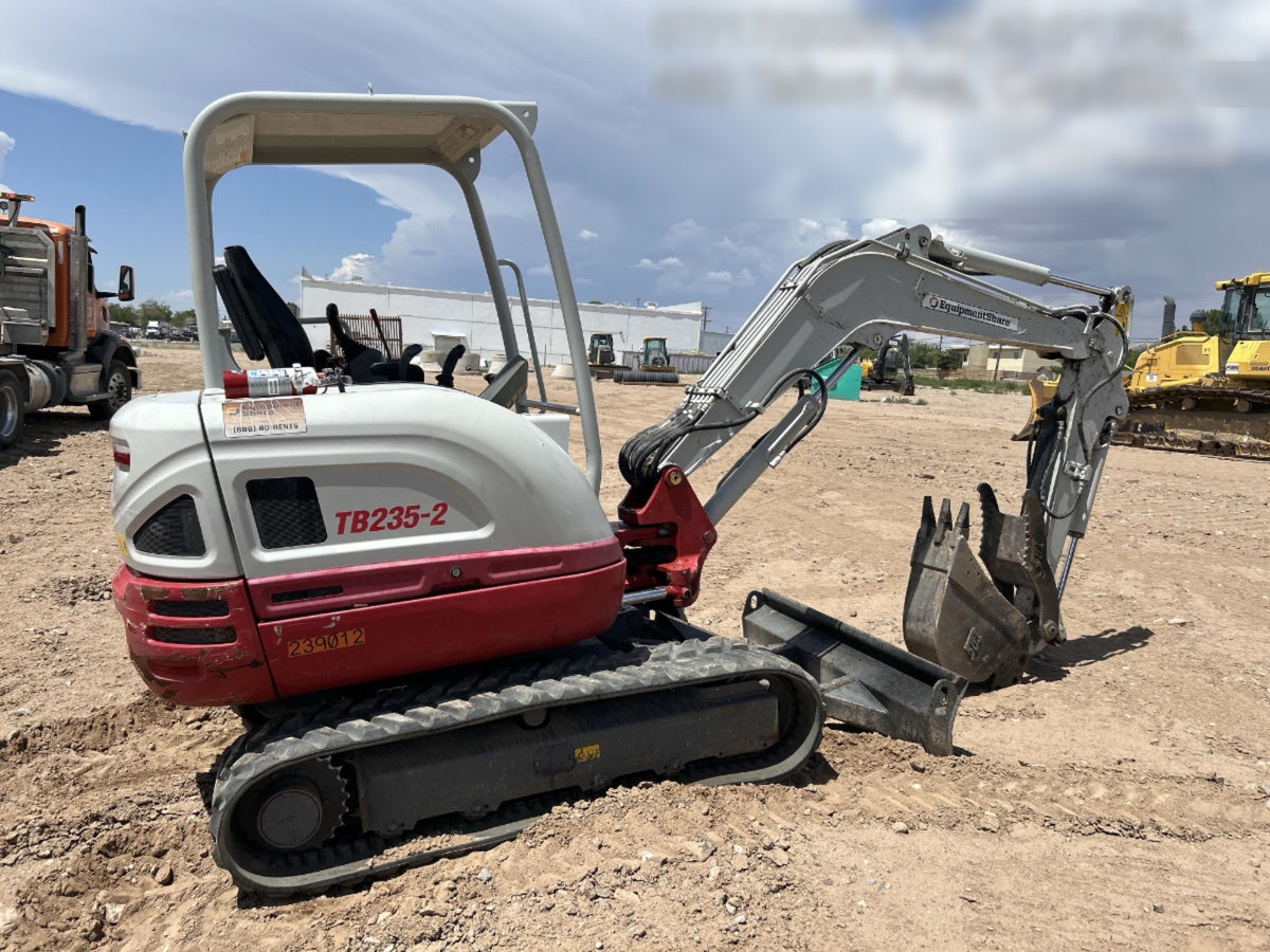 2022 TAKEUCHI TB235-2R