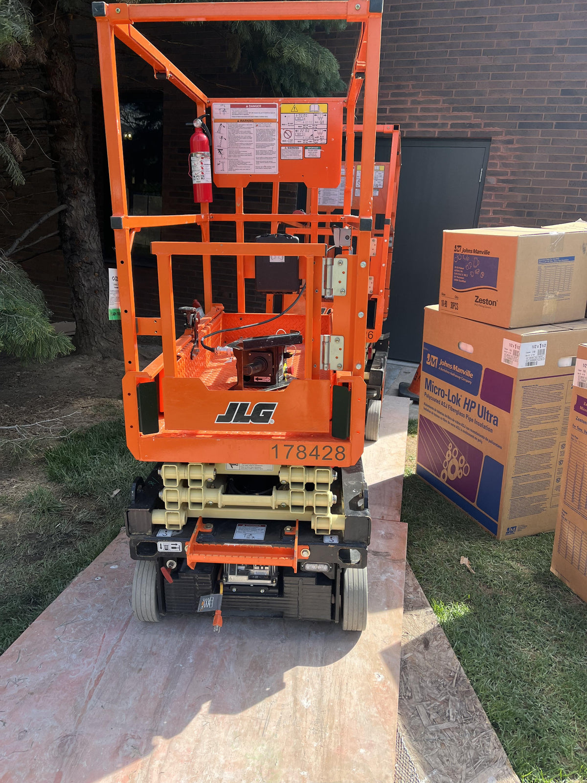 2021 JLG ES1330L