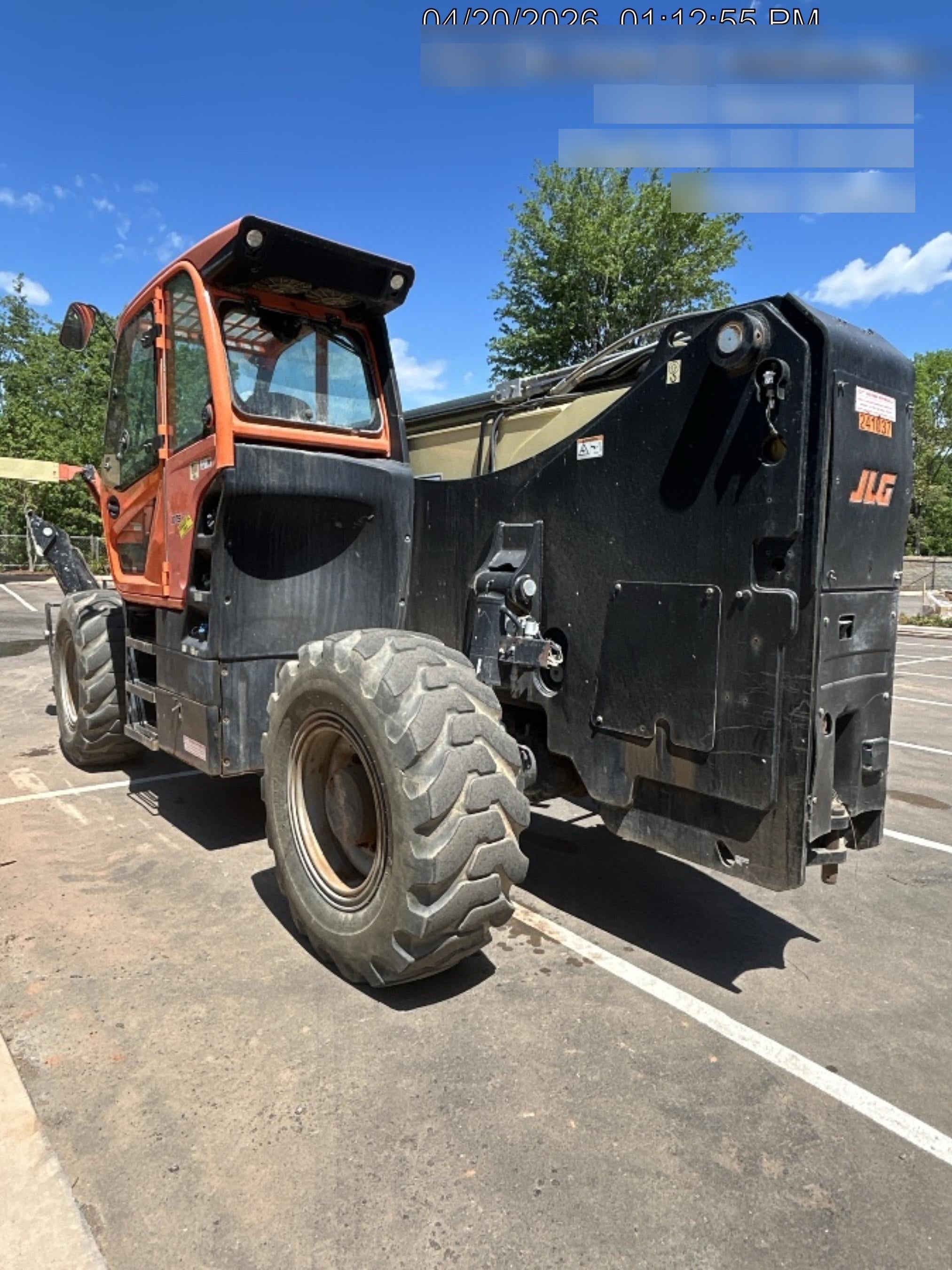2022 JLG 1075