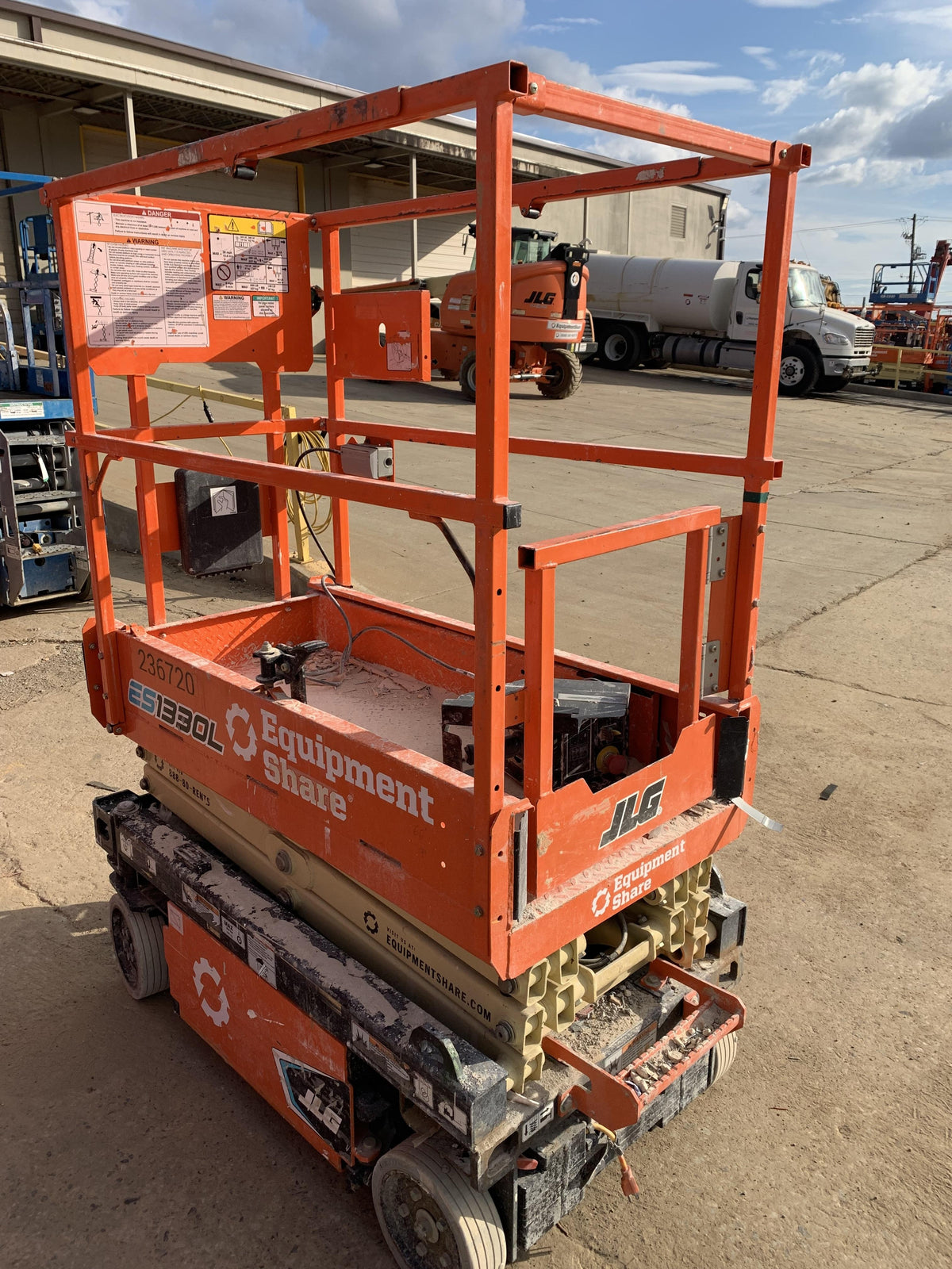 2022 JLG ES1330L