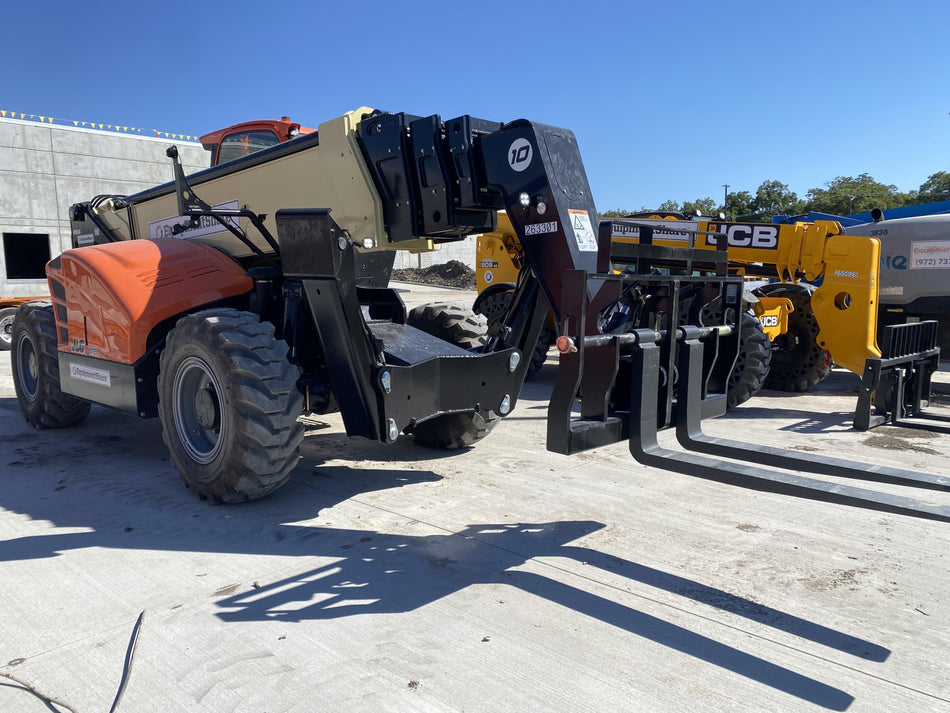 2022 JLG 1075