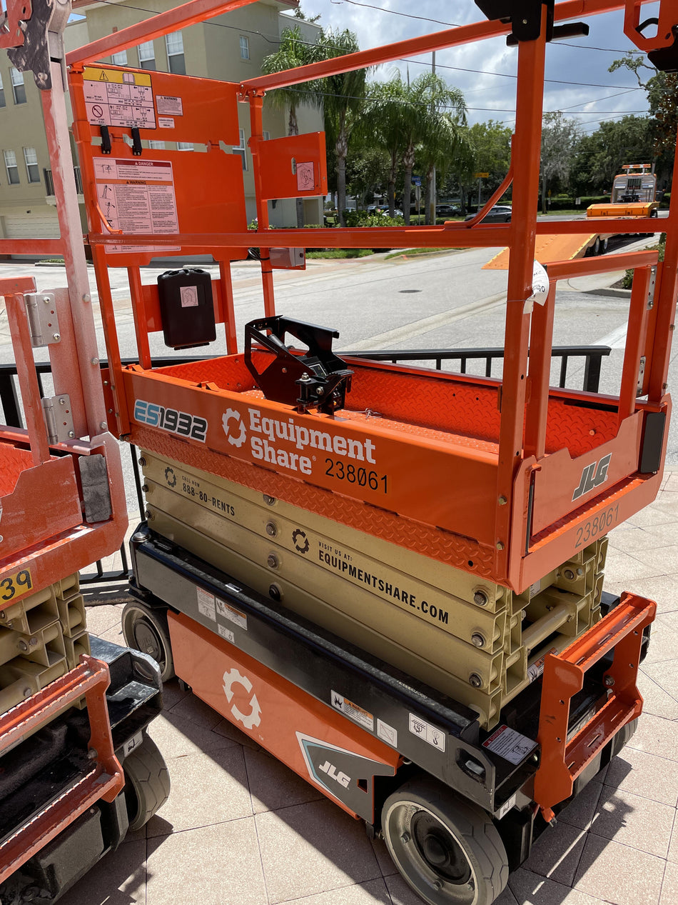 2022 JLG ES1932