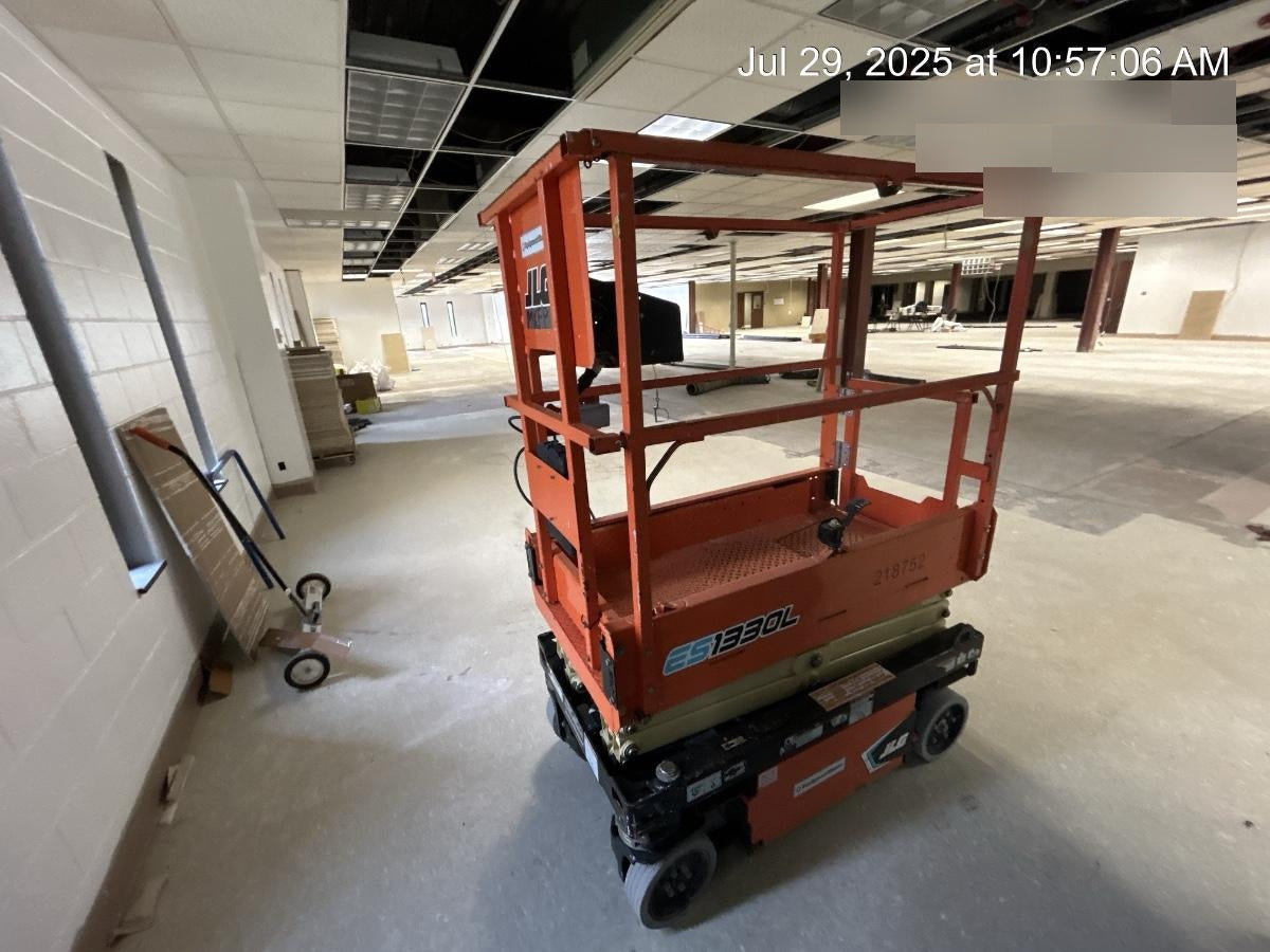 2022 JLG ES1330L