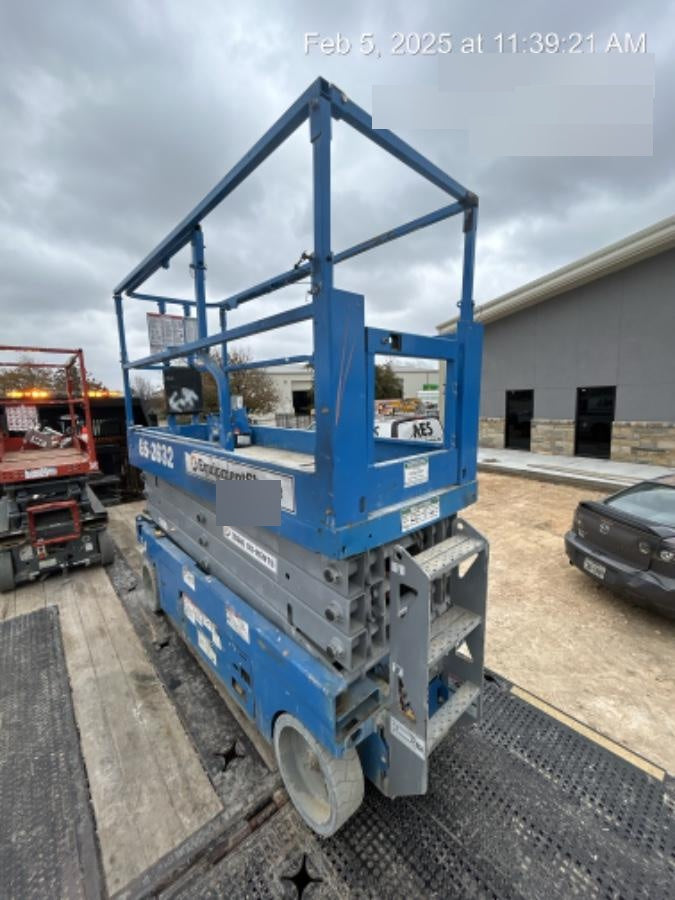 2019 Genie GS-2632 Folding rails with half height swing gate