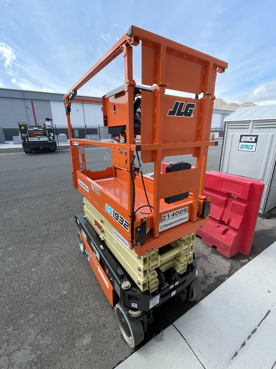2022 JLG ES1932