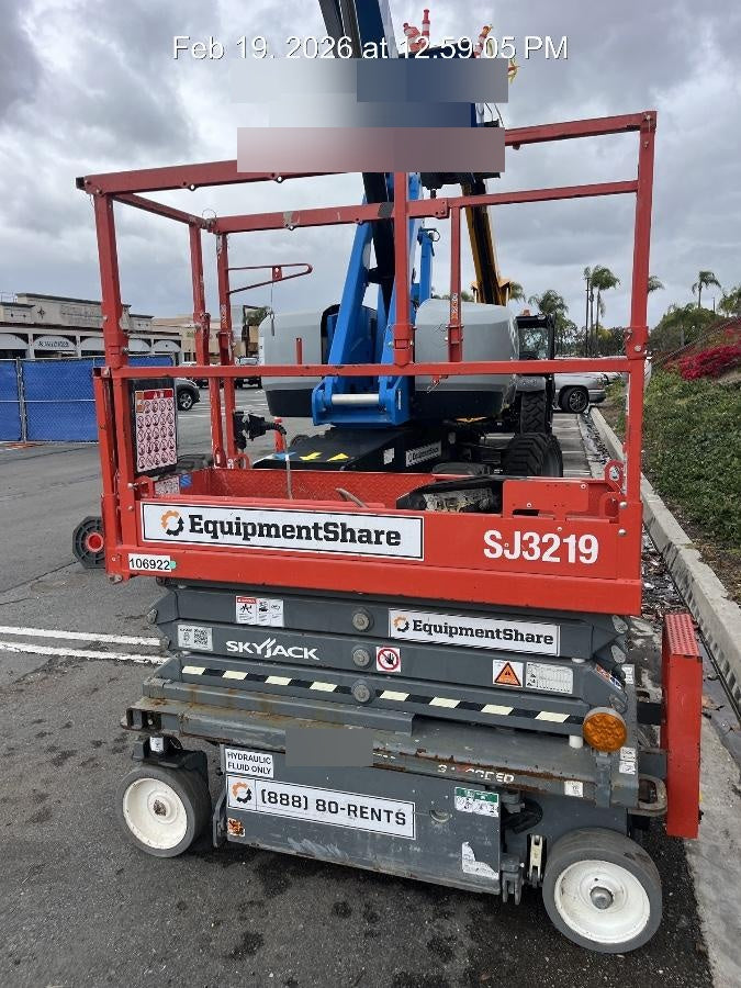 2020 Skyjack SJIII-3219 Solid NM Tires, Half height spring hinged entry gate, Dual Beacons, 800W Inverter