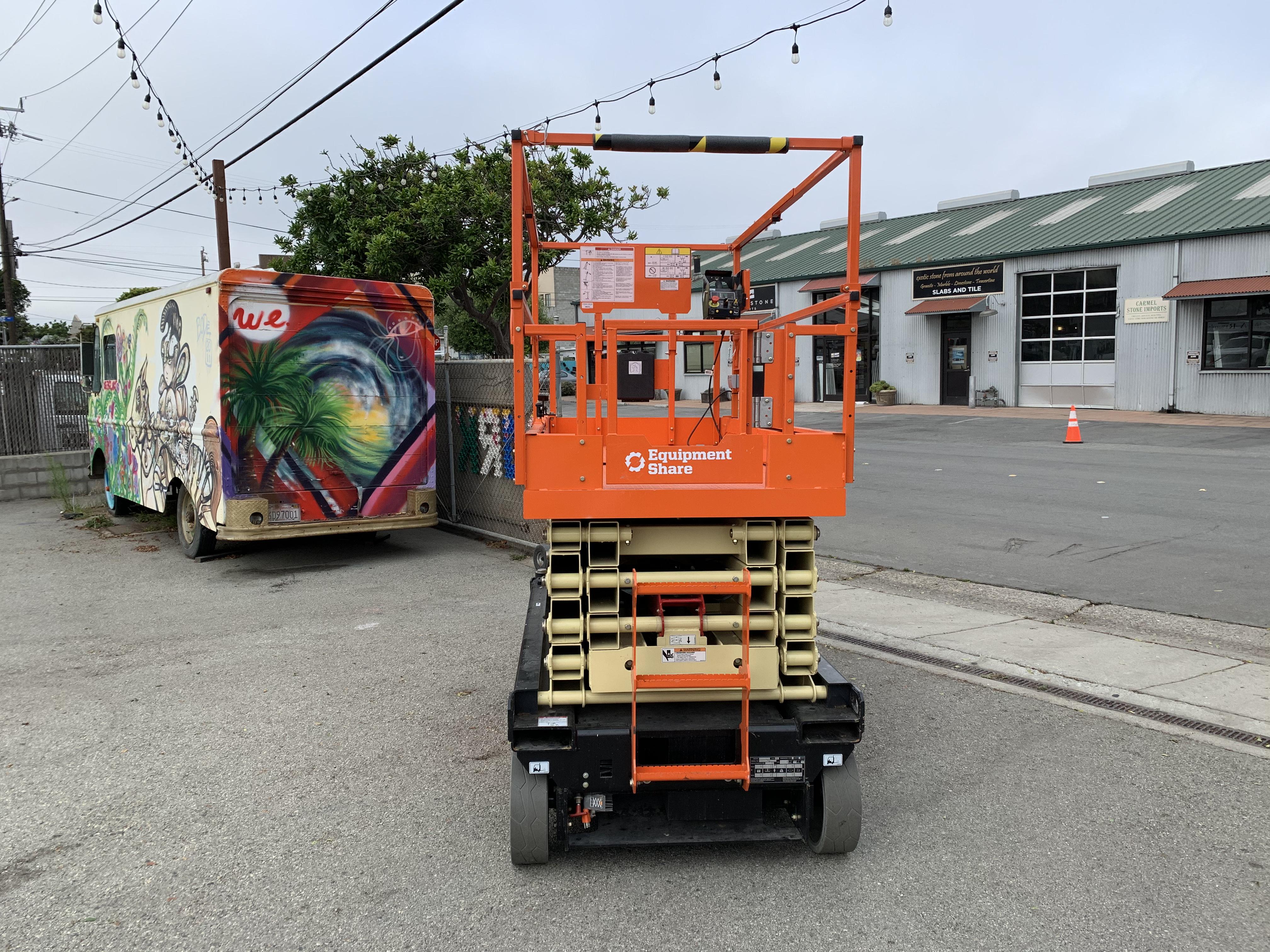 2022 JLG ES3246