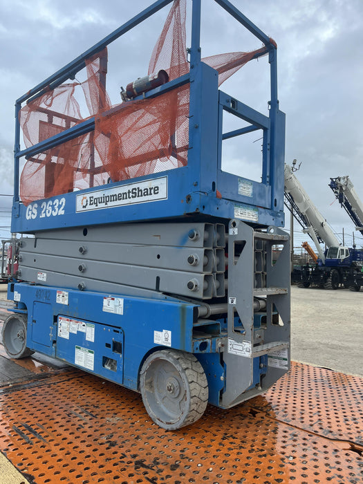 2019 Genie GS-2632 Folding rails with half height swing gate
