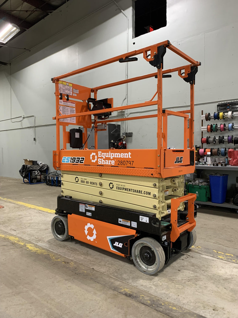 2022 JLG ES1932