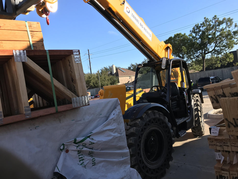 2019 JCB 512-56 Canopy, 109 HP, Solid Tires, STD Worklight, Beacon, Aux Hydraulics, Lifting Eye, Back up Alarm w/66" Carriage/60" Forks