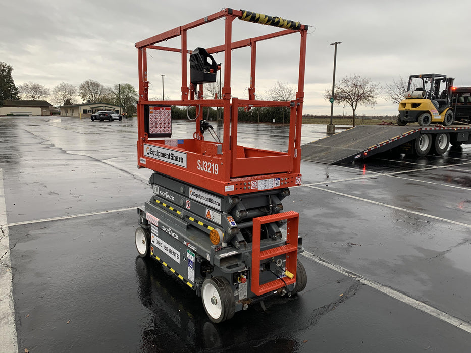 2020 Skyjack SJIII-3219 Solid NM Tires, Half height spring hinged entry gate, Dual Beacons, 800W Inverter