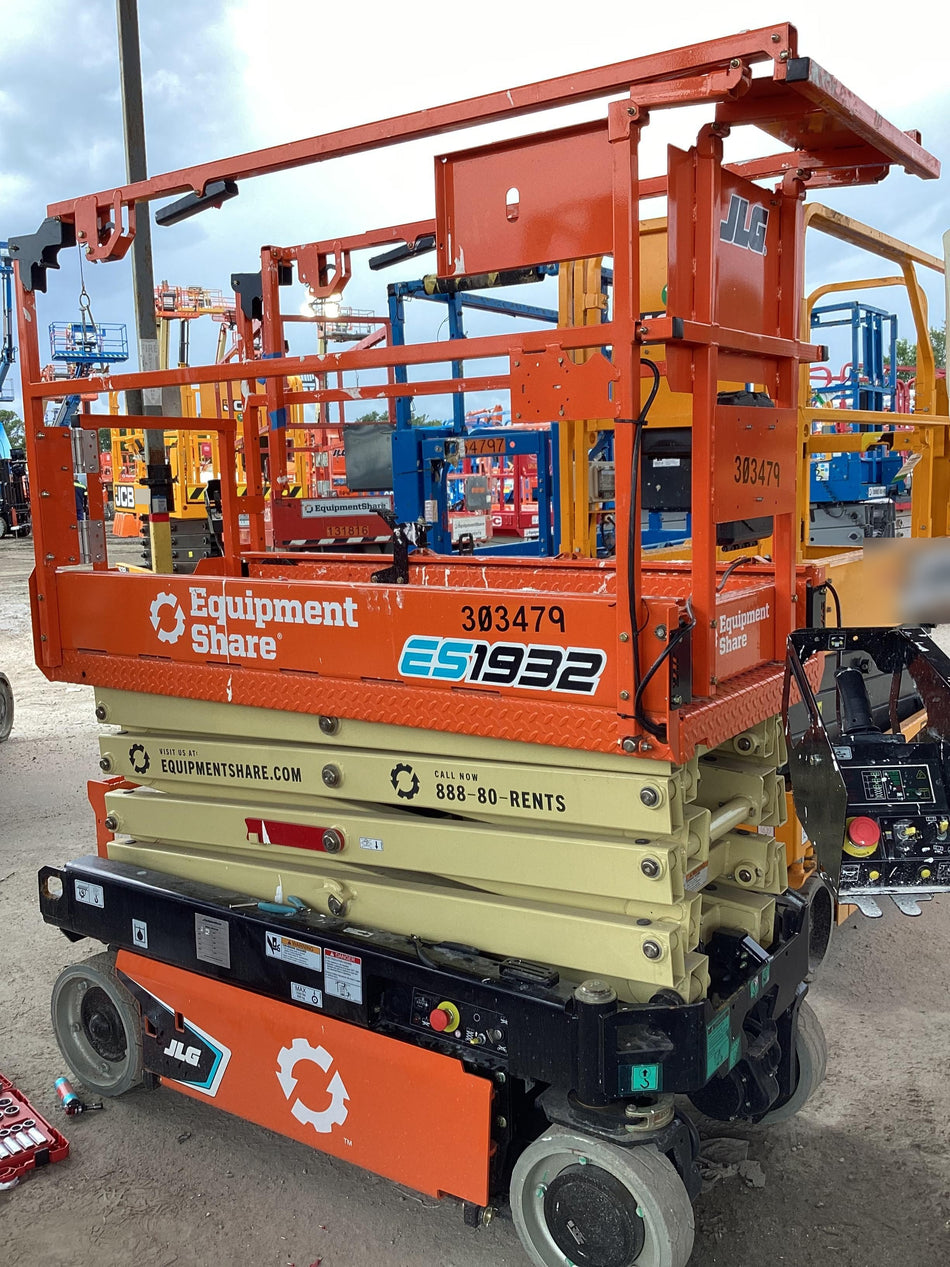 2023 JLG ES1932