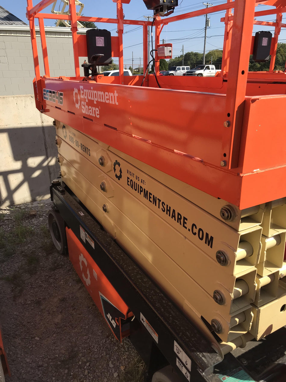 2022 JLG ES3246