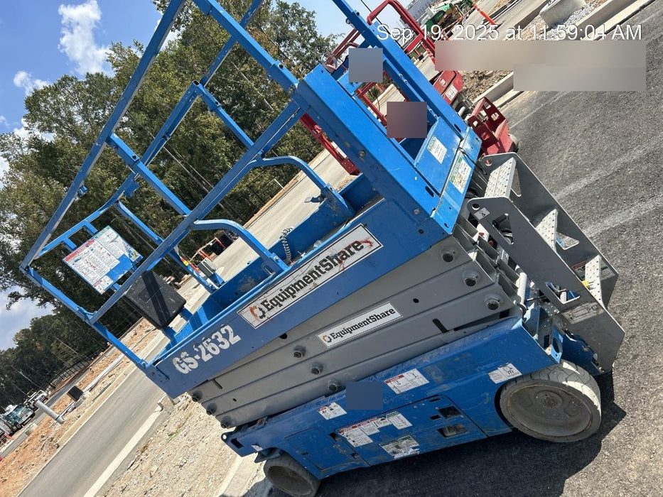 2019 Genie GS-2632 Folding rails with half height swing gate