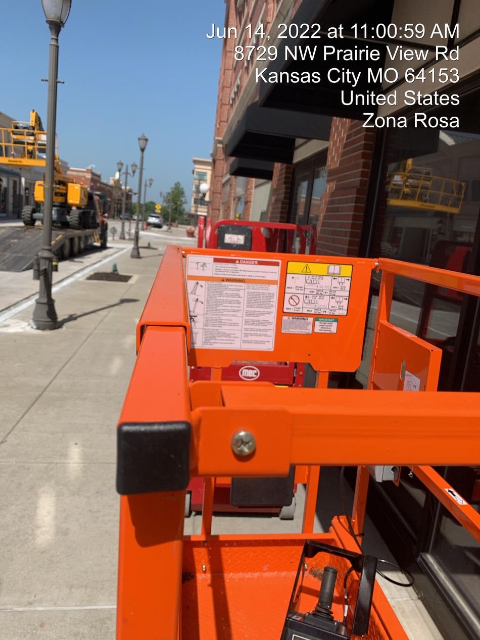 2022 JLG ES1330L