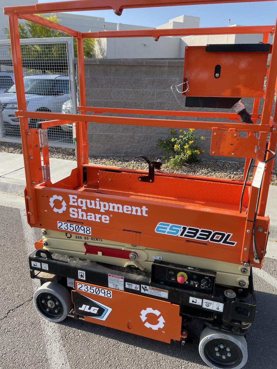 2022 JLG ES1330L