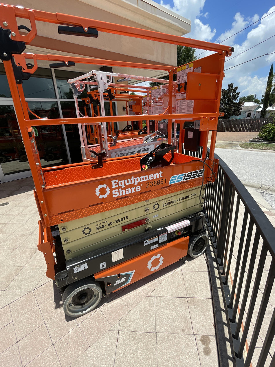 2022 JLG ES1932