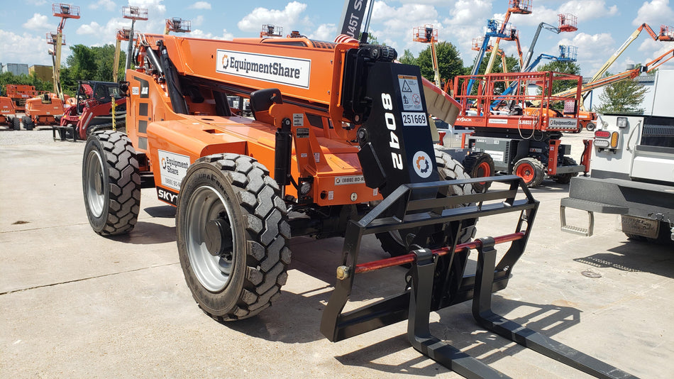 2022 SKYTRAK 8042