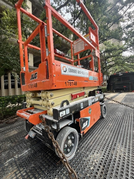 2021 JLG ES1330L