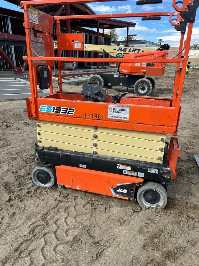 2021 JLG ES1932