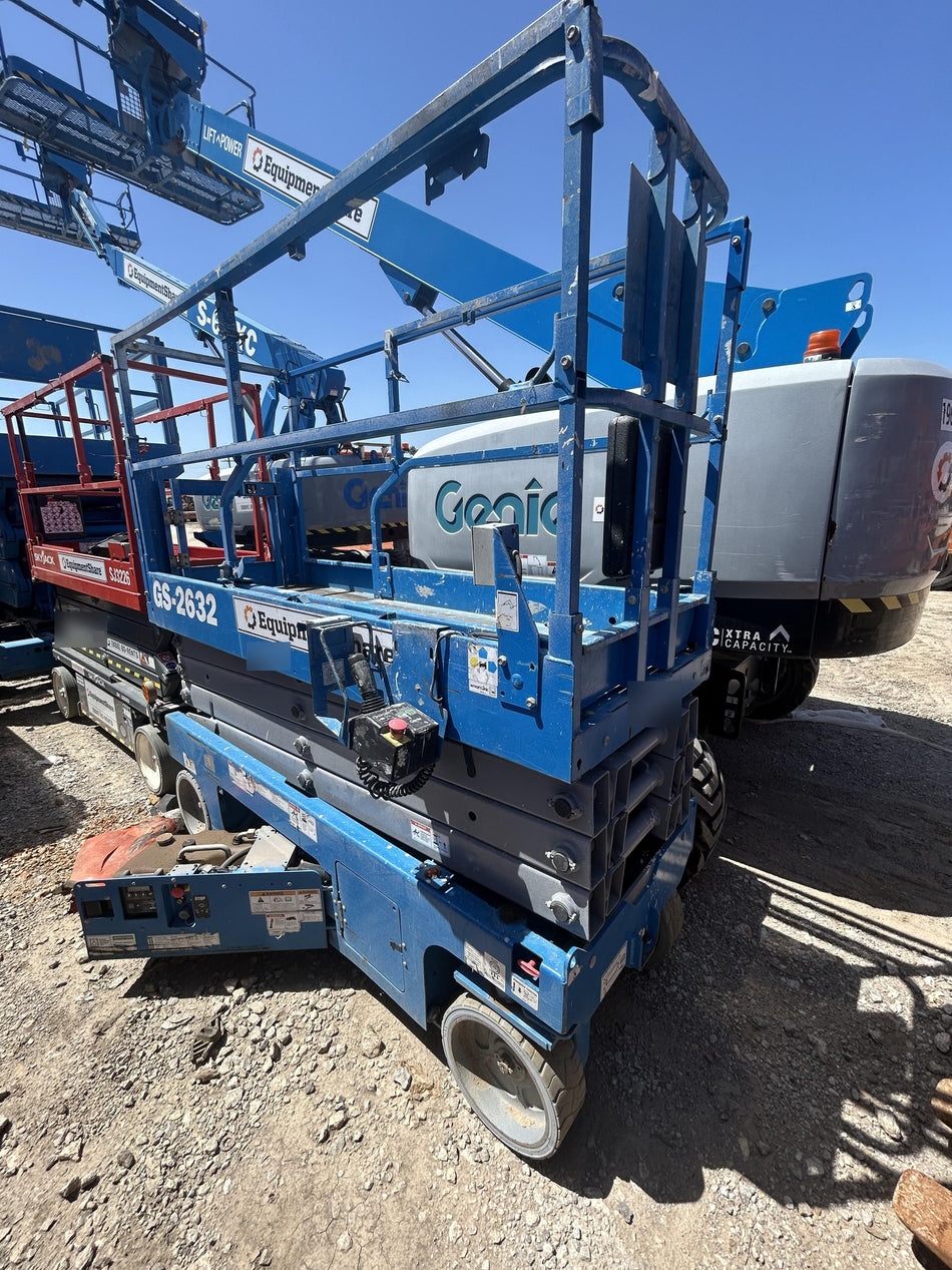2019 Genie GS-2632 Folding rails with half height swing gate