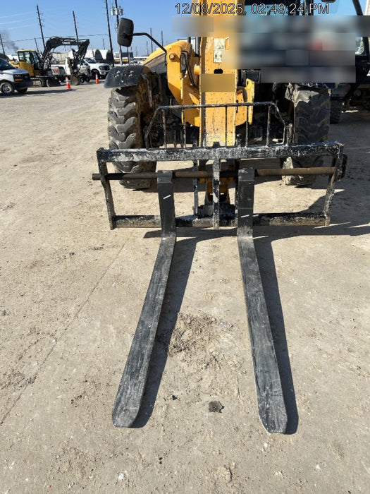 2019 JCB 509-42 Cab/Heat/Air, 74 HP, Solid Tires, STD Worklight, Beacon, Aux Hydraulics, Lifting Eye, Back up Alarm w/66" Carriage/60" Forks